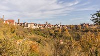 Taubertal-Rothenburg-o.d.-Tauber--Panorama-Herbst-Stadtmauer-Weinberg-Aussicht-schönes-Wetter---Bildrechte,-Rothenburg-Tourismus-Service,-Schöbel.jpg