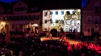 2023-Kreuzgangspiele_Theaterspektakel-auf-dem-Marktplatz-im-August_Das-neue-Welttheater.jpg