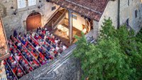 Toppler- Theater Rothenburg o.d. Tauber- von oben Besucher Bühne Licht Sonne Kloster©Rothenburg Tourismus Service, W.Pfitzinger, RTS662.jpg